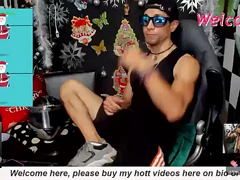 Snapshot of MikeRose94 chatting on 12/20/25, 06:59 MikeRose94 online show from 12/20/25, 06:59