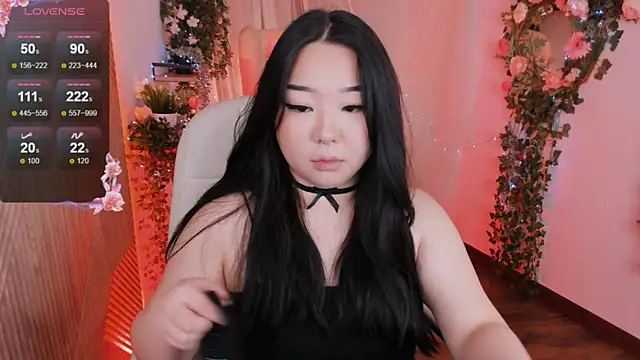 Snapshot of mei_honey_ chatting on 12/18/24, 02:06 mei honey  online show from 12/18/24, 02:06