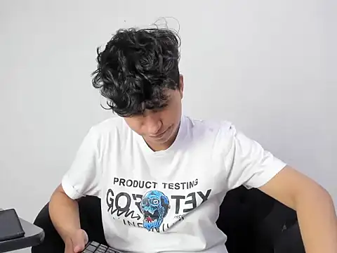 Snapshot of Im_Milan_Rs chatting on 10/05/25, 04:33 Im Milan Rs online show from 10/05/25, 04:33