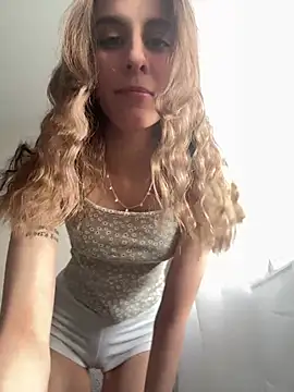 Snapshot of HellPeach chatting on 03/16/25, 01:27 HellPeach online show from 03/16/25, 01:27