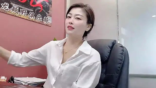 Snapshot of QianF-666 chatting on 10/18/25, 03:20 QianF-666 online show from 10/18/25, 03:20