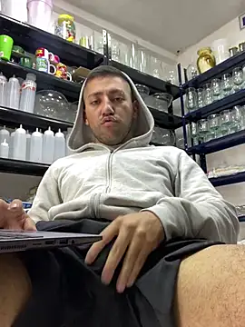 Snapshot of JuanZapata33 chatting on 02/05/25, 06:15 JuanZapata33 online show from 02/05/25, 06:15