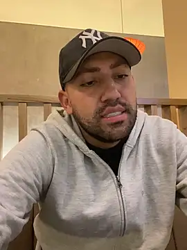 Snapshot of JuanZapata33 chatting on 12/17/25, 11:00 JuanZapata33 online show from 12/17/25, 11:00