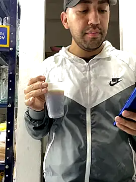 Snapshot of JuanZapata33 chatting on 12/20/25, 08:49 JuanZapata33 online show from 12/20/25, 08:49