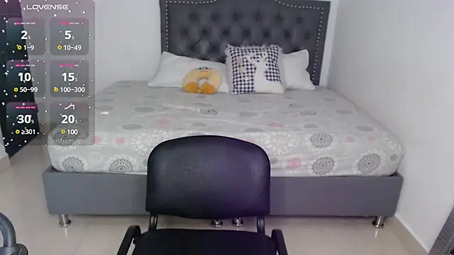 Snapshot of pamela_ chatting on 12/18/24, 02:21 pamela  online show from 12/18/24, 02:21