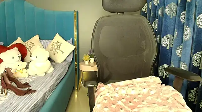 Snapshot of CUTE_princess_143 chatting on 02/06/25, 02:48 CUTE princess 143 online show from 02/06/25, 02:48