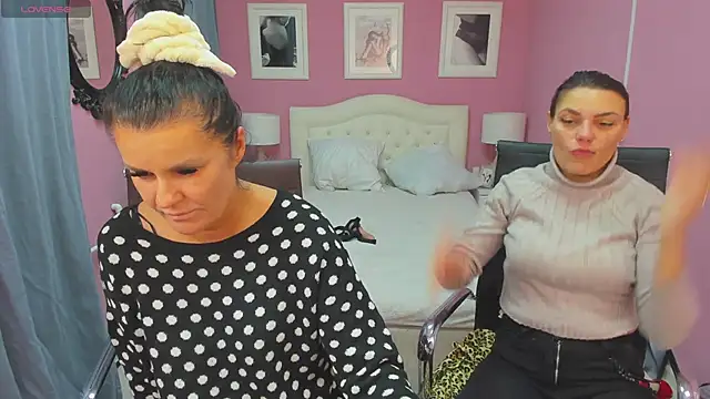 Snapshot of EricaAndPenelopa chatting on 12/04/24, 08:40 EricaAndPenelopa online show from 12/04/24, 08:40