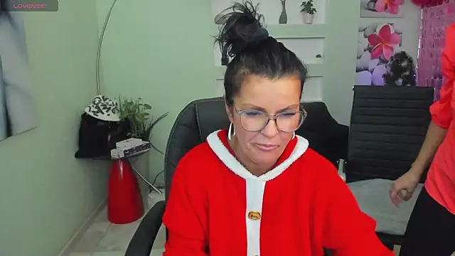 Snapshot of EricaAndPenelopa chatting on 12/18/24, 08:36 EricaAndPenelopa online show from 12/18/24, 08:36