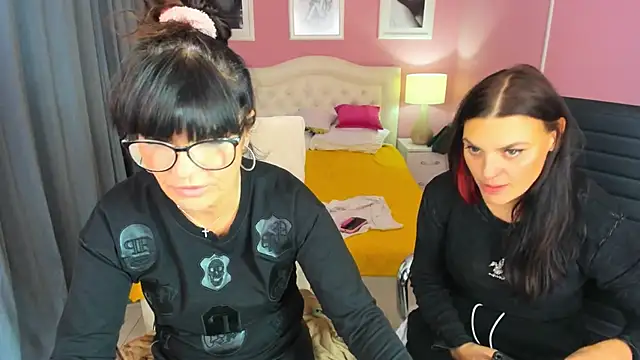 Snapshot of EricaAndPenelopa chatting on 11/09/25, 08:07 EricaAndPenelopa online show from 11/09/25, 08:07