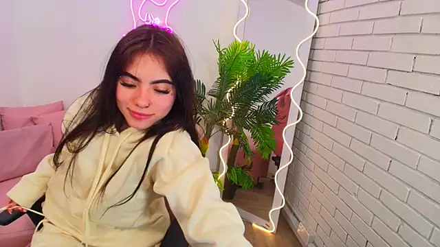 Snapshot of Roxanne_tay chatting on 12/12/24, 07:37 Roxanne tay online show from 12/12/24, 07:37