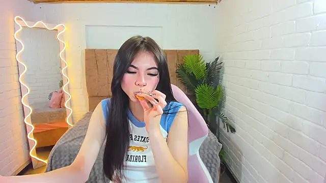 Snapshot of Roxanne_tay chatting on 12/24/24, 09:00 Roxanne tay online show from 12/24/24, 09:00