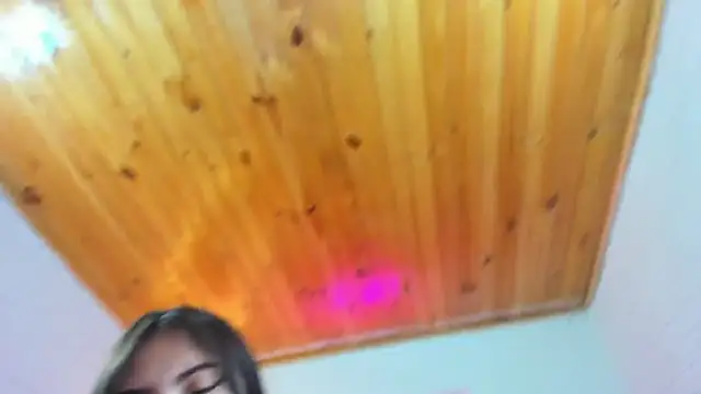 Snapshot of Roxanne_tay chatting on 03/13/25, 10:21 Roxanne tay online show from 03/13/25, 10:21