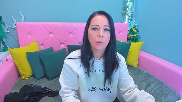 LauraSin online show from 12/16/25, 04:50