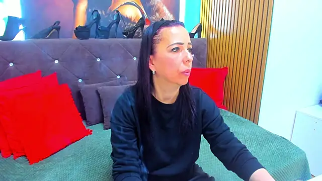 LauraSin online show from 04/24/26, 06:10