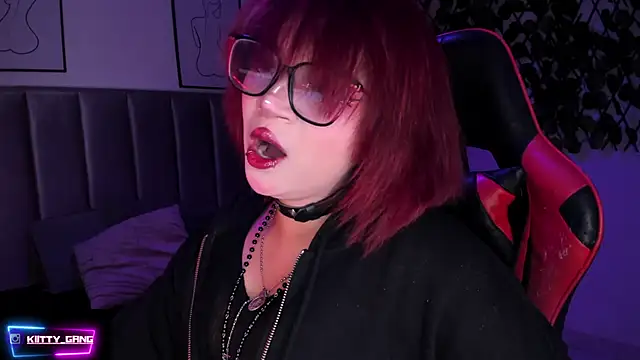 Snapshot of Kitty_Gang chatting on 10/21/25, 02:01 Kitty Gang online show from 10/21/25, 02:01