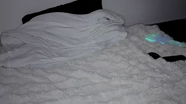 Snapshot of soysara15 chatting on 03/18/26, 02:15 soysara15 online show from 03/18/26, 02:15