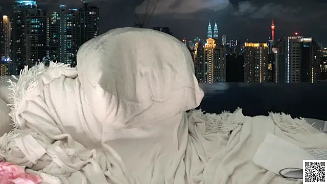 Lexi hugges online show from 10/24/25, 05:04