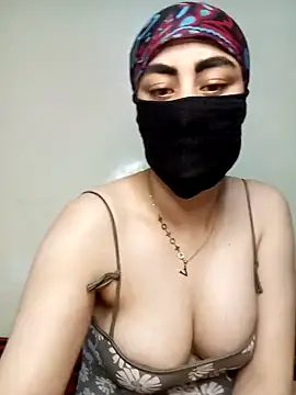 Snapshot of Lalou chatting on 01/12/25, 04:40 Lalou online show from 01/12/25, 04:40