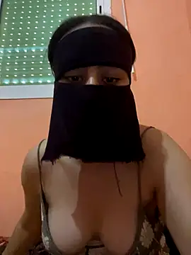 Snapshot of Lalou chatting on 11/14/25, 01:10 Lalou online show from 11/14/25, 01:10