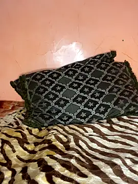 Snapshot of Lalou chatting on 11/17/25, 10:21 Lalou online show from 11/17/25, 10:21