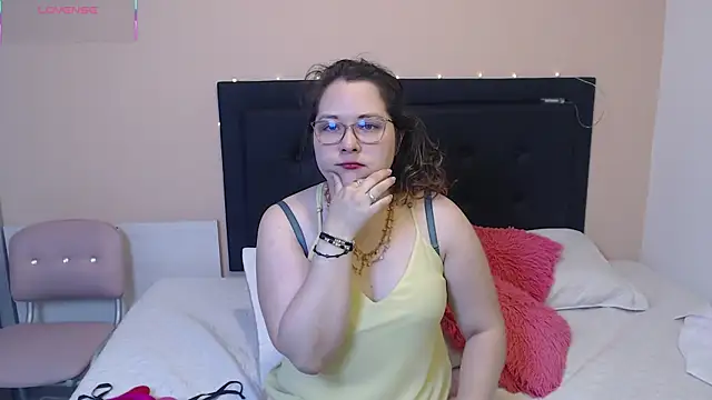 Snapshot of May_Carlier chatting on 03/19/25, 04:03 May Carlier online show from 03/19/25, 04:03