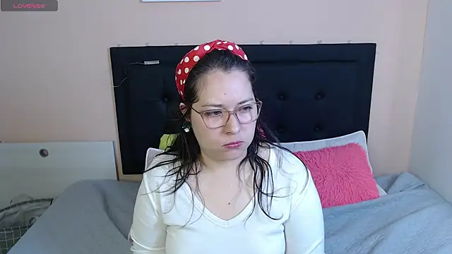 Snapshot of May_Carlier chatting on 09/17/25, 12:51 May Carlier online show from 09/17/25, 12:51