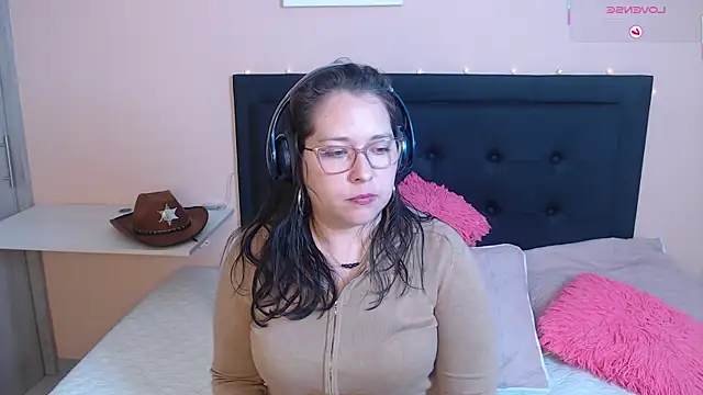 Snapshot of May_Carlier chatting on 10/04/25, 01:36 May Carlier online show from 10/04/25, 01:36