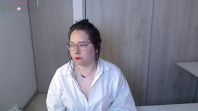 Snapshot of May_Carlier chatting on 10/05/25, 02:32 May Carlier online show from 10/05/25, 02:32