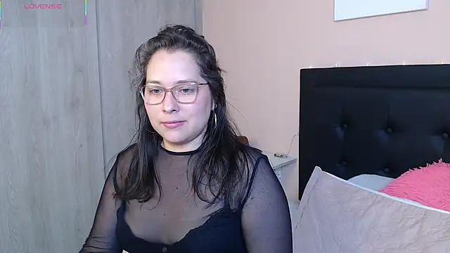 Snapshot of May_Carlier chatting on 10/14/25, 04:13 May Carlier online show from 10/14/25, 04:13