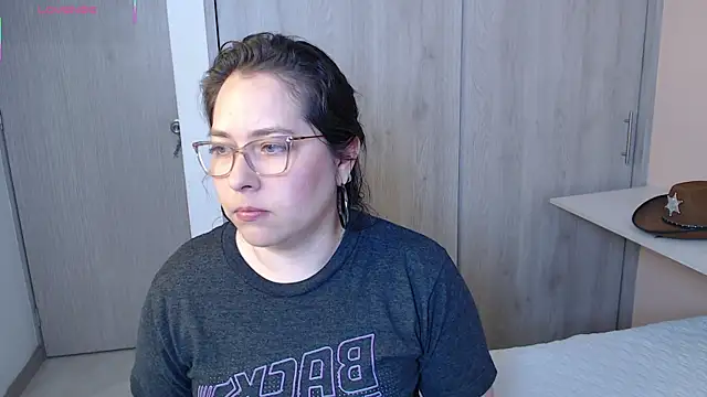 Snapshot of May_Carlier chatting on 10/20/25, 03:07 May Carlier online show from 10/20/25, 03:07