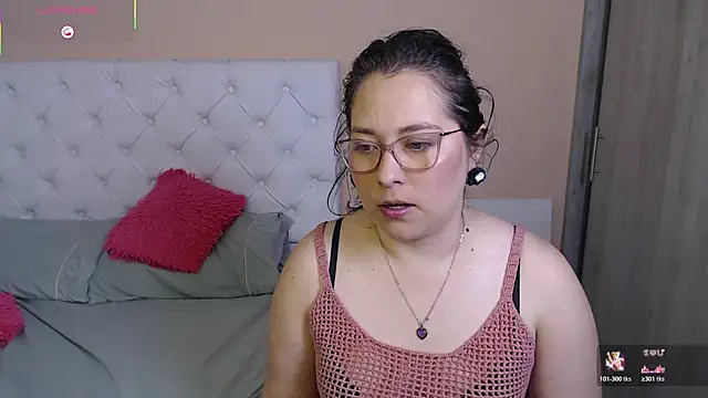 Snapshot of May_Carlier chatting on 12/04/25, 03:05 May Carlier online show from 12/04/25, 03:05