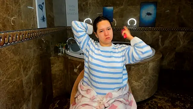 Snapshot of Mira_Karter chatting on 12/05/24, 01:36 Mira Karter online show from 12/05/24, 01:36