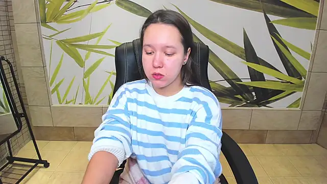 Snapshot of Mira_Karter chatting on 12/08/24, 04:35 Mira Karter online show from 12/08/24, 04:35