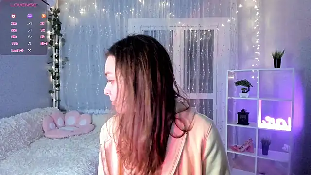 Snapshot of AraCopple chatting on 12/19/24, 11:14 AraCopple online show from 12/19/24, 11:14