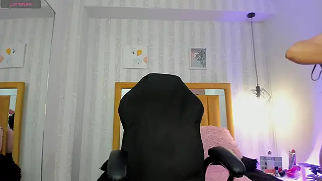 Snapshot of pettit_courtny chatting on 09/30/25, 08:03 pettit courtny online show from 09/30/25, 08:03