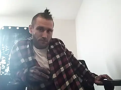 Snapshot of AlvinFoxx chatting on 05/08/26, 12:43 AlvinFoxx online show from 05/08/26, 12:43