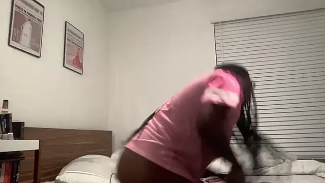 Snapshot of AveryJ99 chatting on 12/04/24, 10:41 AveryJ99 online show from 12/04/24, 10:41