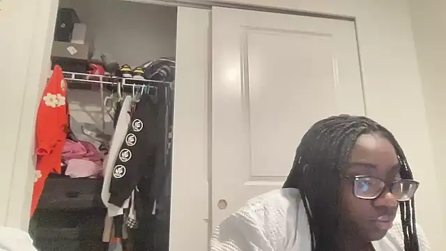 Snapshot of AveryJ99 chatting on 12/10/24, 10:47 AveryJ99 online show from 12/10/24, 10:47