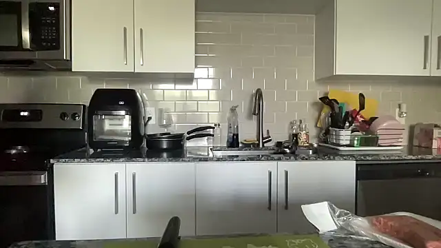 Snapshot of AveryJ99 chatting on 03/22/25, 09:31 AveryJ99 online show from 03/22/25, 09:31