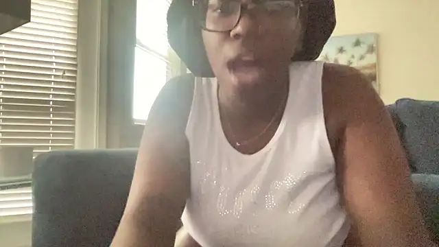 Snapshot of AveryJ99 chatting on 04/06/26, 08:21 AveryJ99 online show from 04/06/26, 08:21