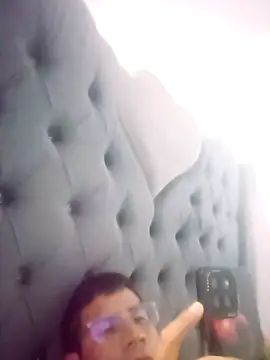 Snapshot of PequeArely chatting on 01/04/25, 03:29 PequeArely online show from 01/04/25, 03:29