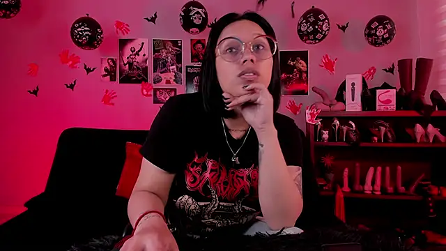 Snapshot of lilith-deveraux chatting on 11/18/25, 02:43 lilith-deveraux online show from 11/18/25, 02:43