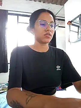 Snapshot of Karii-R chatting on 10/18/25, 04:19 Karii-R online show from 10/18/25, 04:19