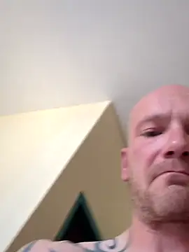 Snapshot of ChV83 chatting on 09/22/25, 02:41 ChV83 online show from 09/22/25, 02:41