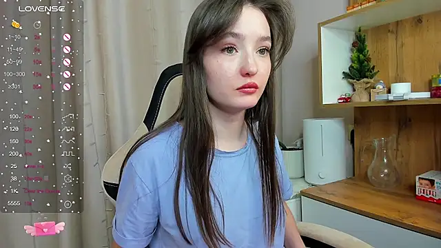 Snapshot of Fairyy_Moon chatting on 02/01/25, 02:24 Fairyy Moon online show from 02/01/25, 02:24