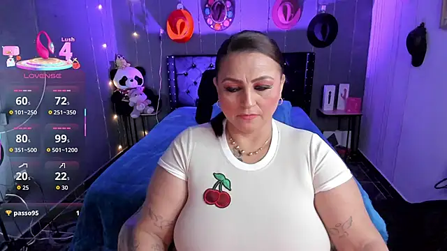 Ivonnee   online show from 12/14/25, 02:39