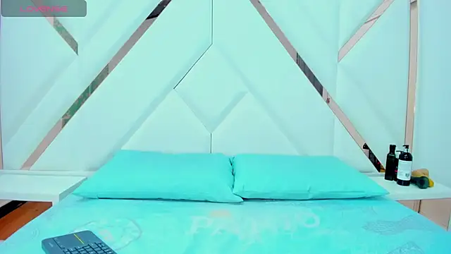 Snapshot of Zaray__ chatting on 11/12/25, 10:09 Zaray online show from 11/12/25, 10:09