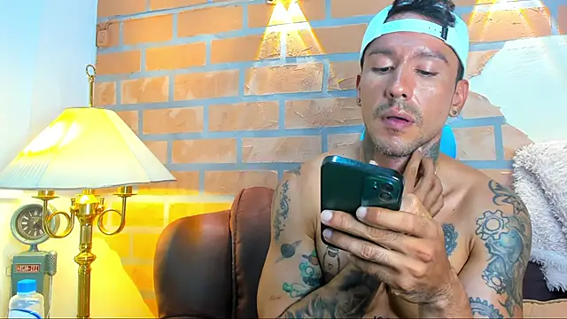 Snapshot of Dylanstonne chatting on 03/01/25, 01:32 Dylanstonne online show from 03/01/25, 01:32