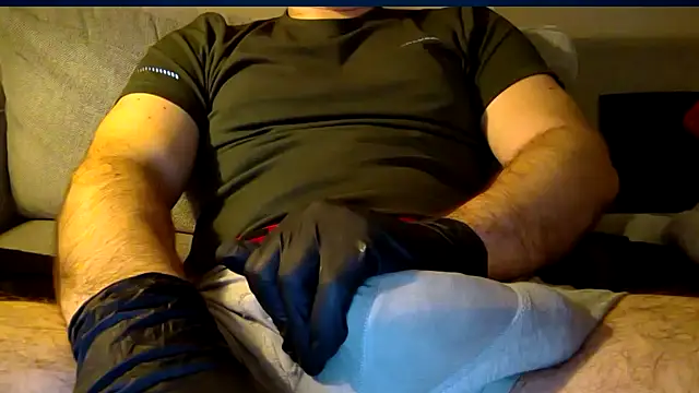 Snapshot of hungking10 chatting on 12/19/24, 10:53 hungking10 online show from 12/19/24, 10:53