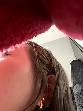 Im Valen Cute online show from 11/11/25, 07:30